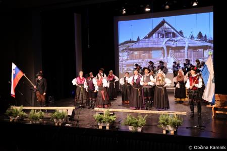 Ples in glasba izpod kamniških planin v izvedbi Folklorne skupine Kamnik in njihovih prijateljev  (91)